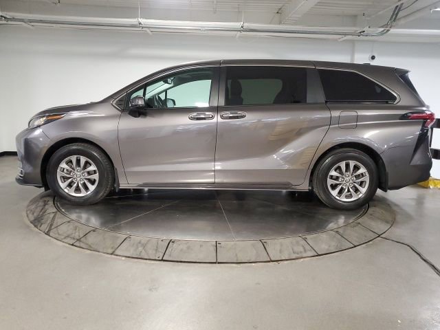 Used 2022 Toyota Sienna XLE image 5