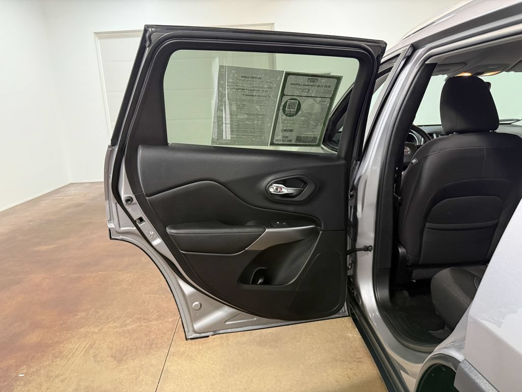 Used 2019 Jeep Cherokee Latitude w/ Comfort & Convenience Group AWD/4WD image 46