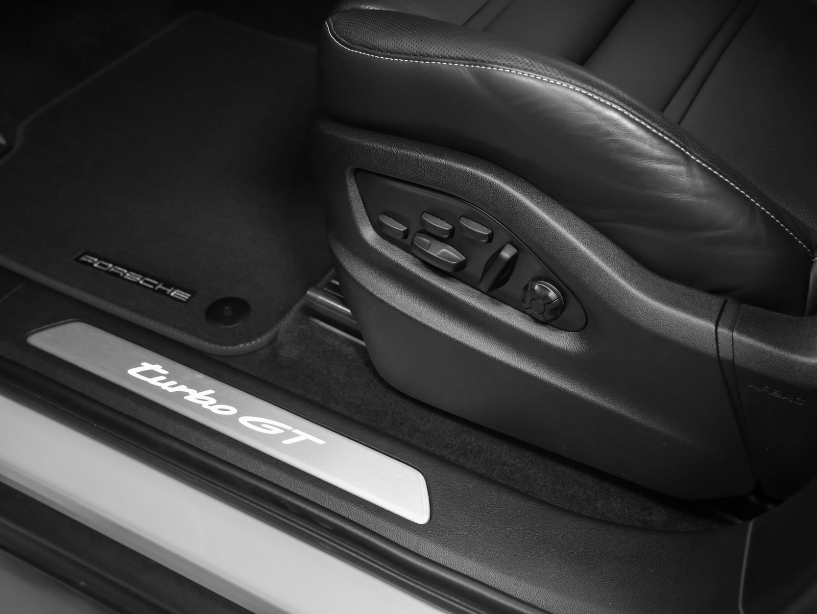 Certified 2025 Porsche Cayenne Turbo GT AWD/4WD image 38