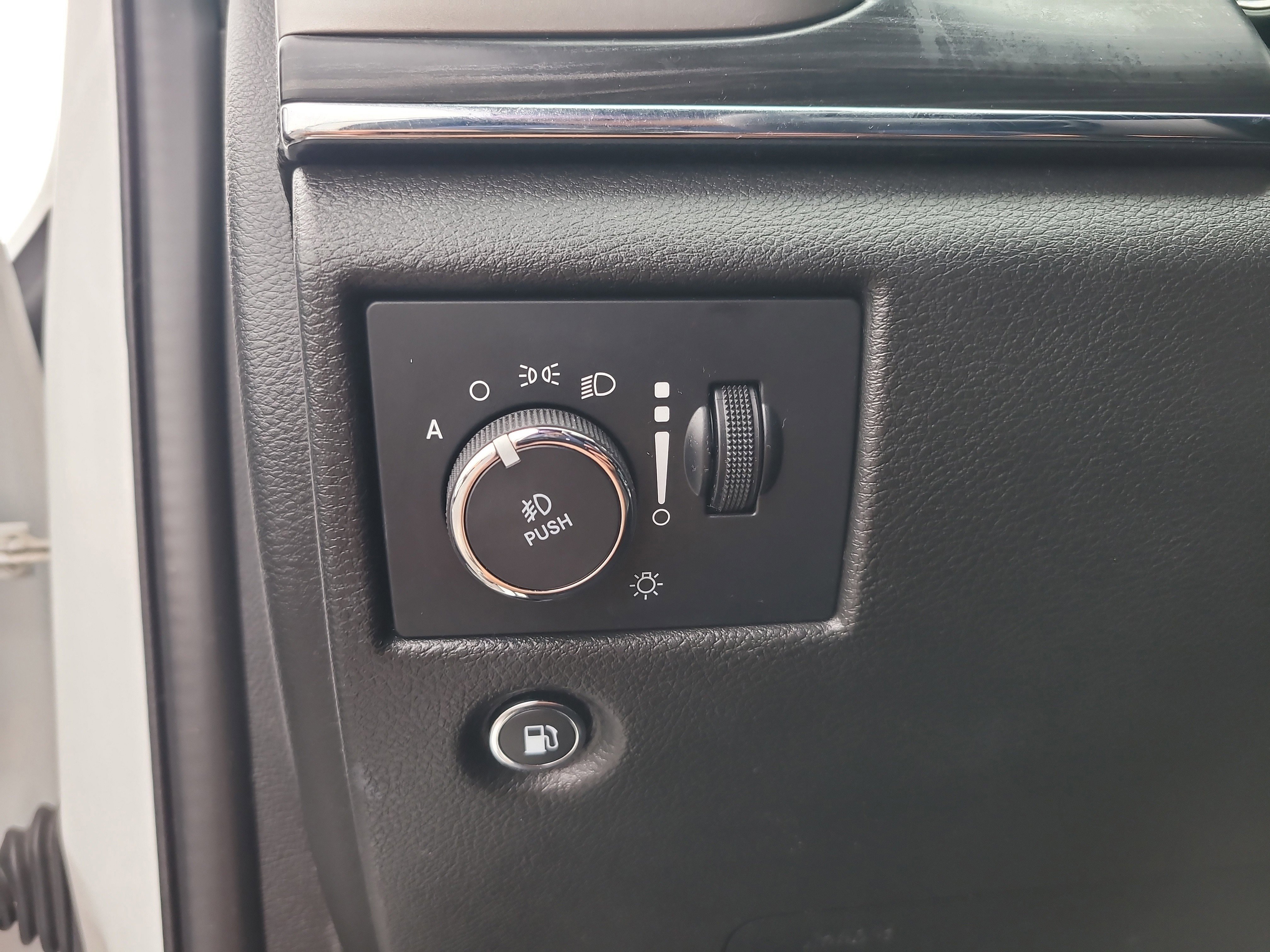 Used 2022 Jeep Grand Cherokee Limited image 31