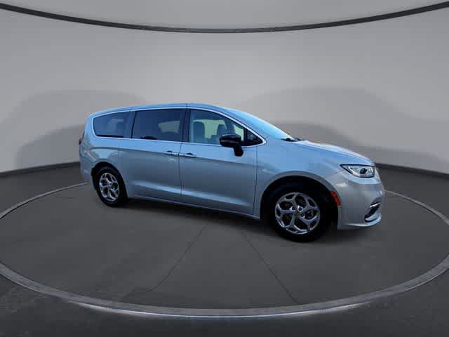 Used 2024 Chrysler Pacifica Limited FWD image 9