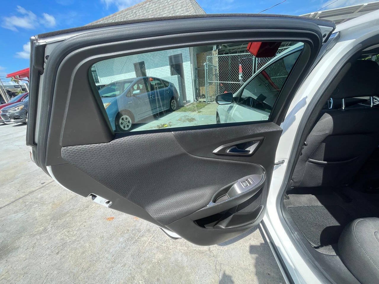 Used 2018 Chevrolet Malibu LT FWD image 12