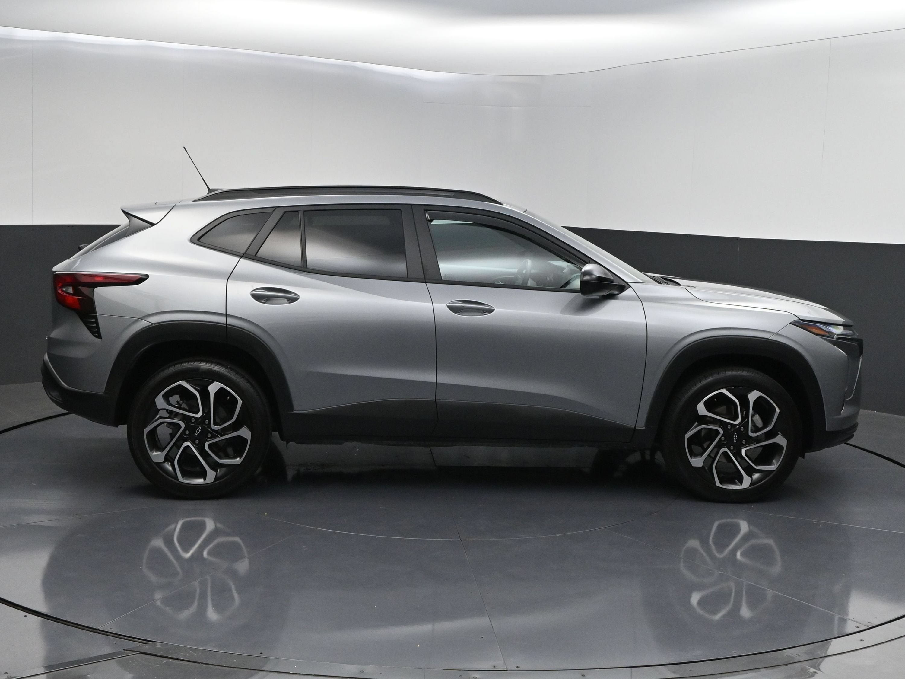 Used 2025 Chevrolet Trax RS w/ Driver Confidence Package FWD image 8
