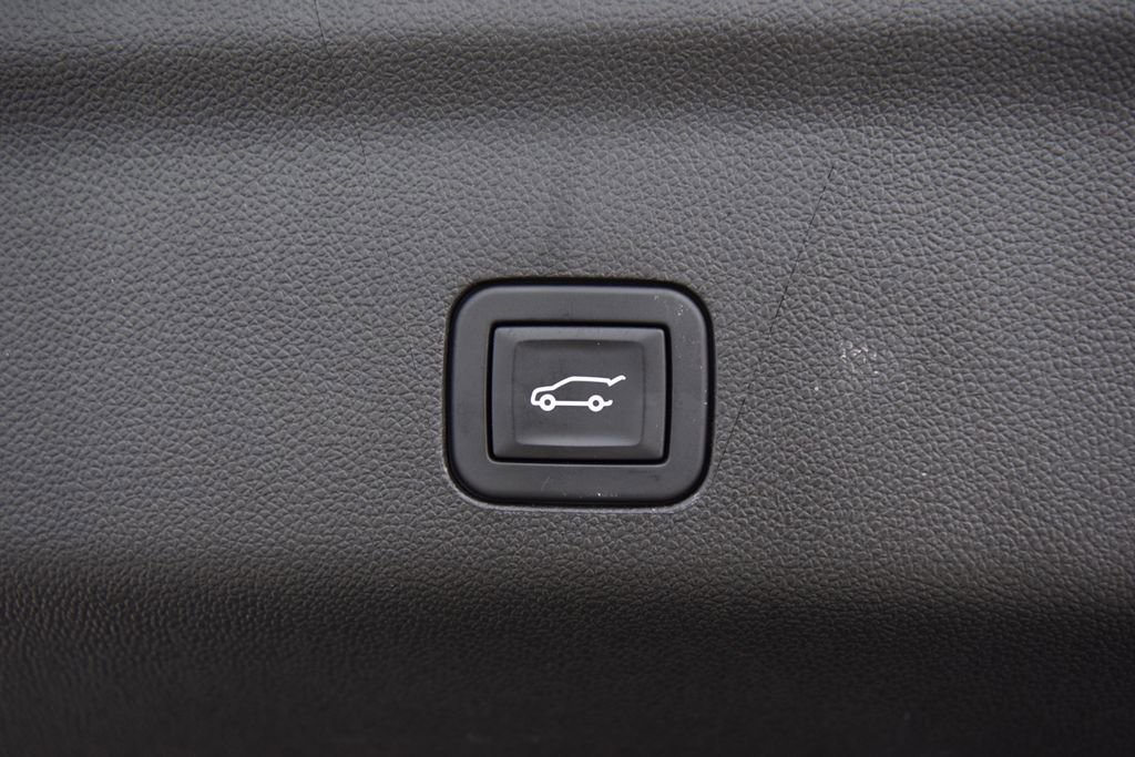 Used 2024 GMC Yukon XL Denali w/ Advanced Technology Package image 27