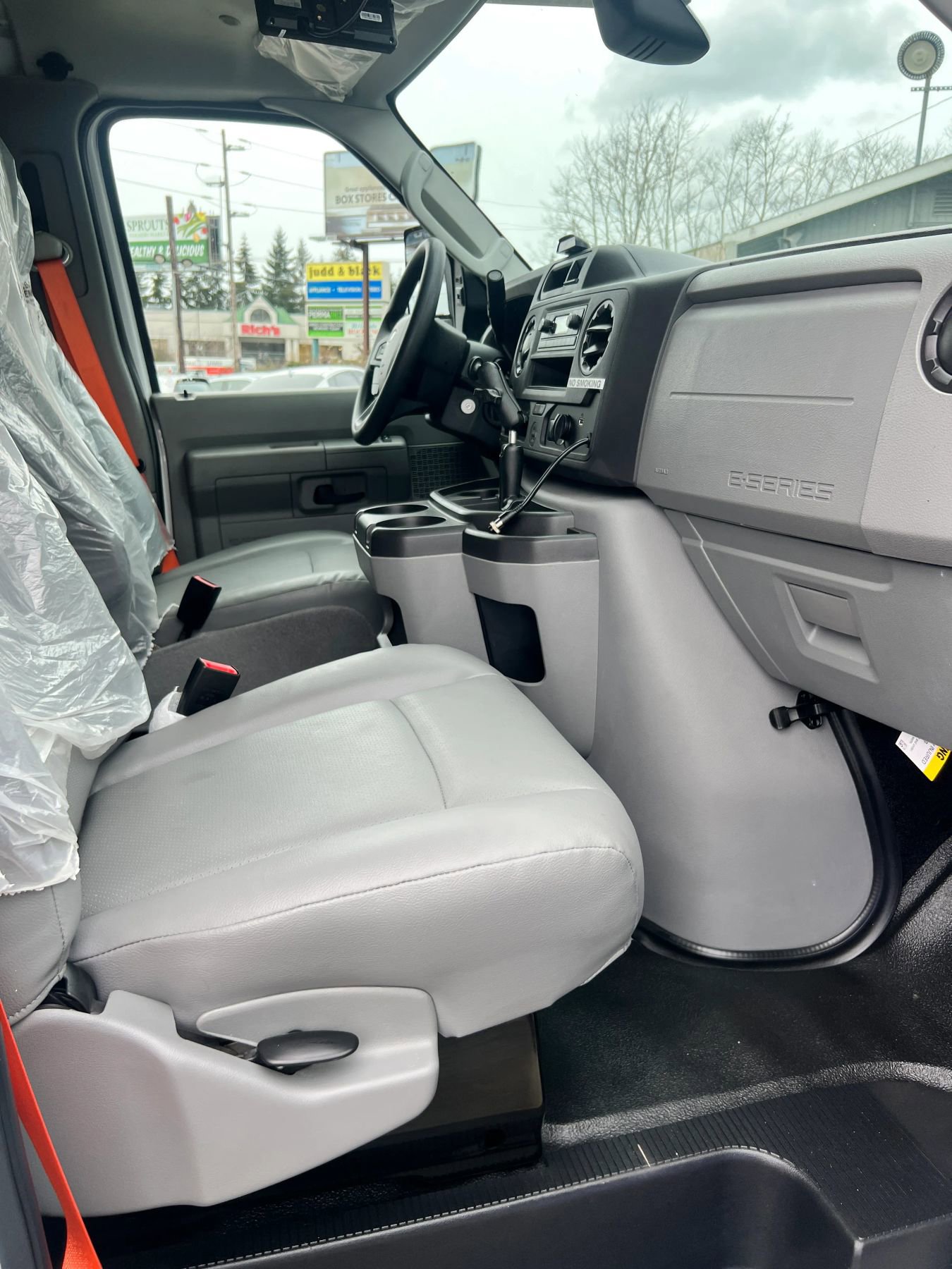 Used 2022 Ford E-450 and Econoline 450 Super Duty RWD image 15