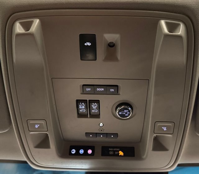 Used 2020 Cadillac Escalade Luxury w/ Escalade Sport Edition AWD/4WD image 16