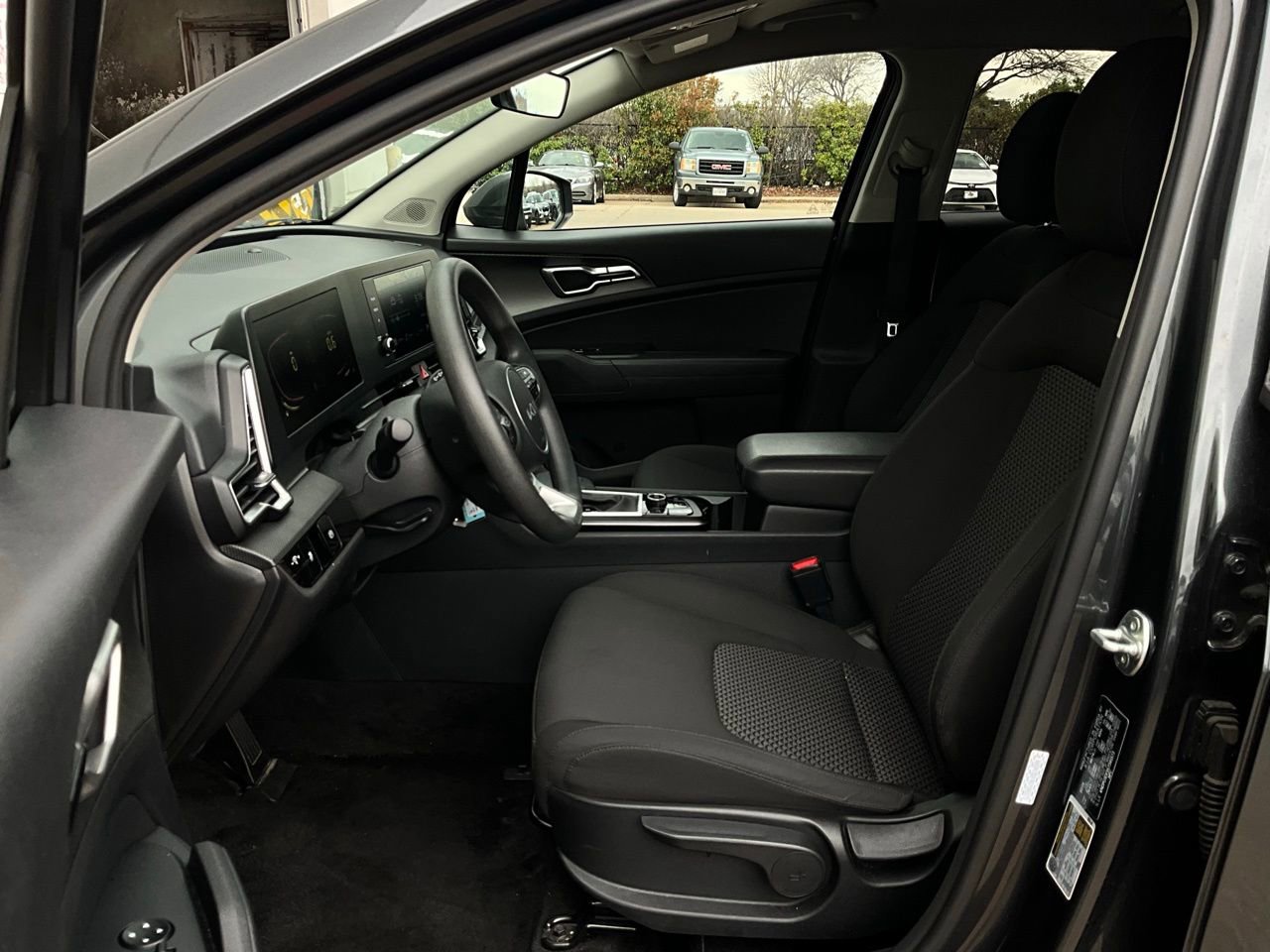 Used 2025 Kia Sportage LX image 10