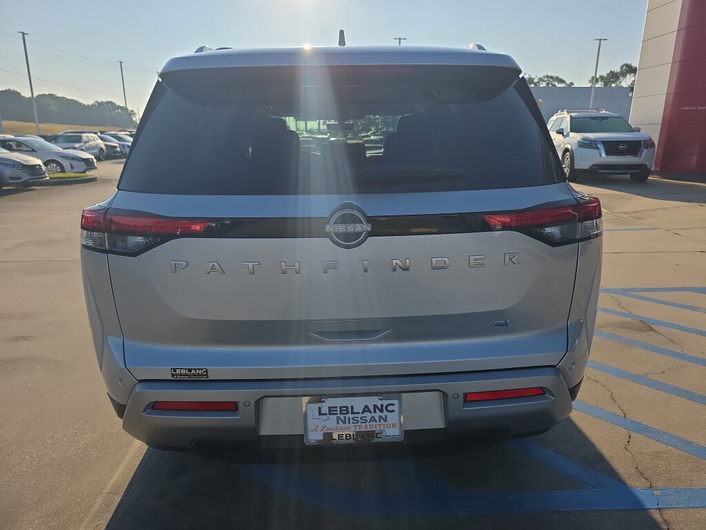 New 2025 Nissan Pathfinder SL image 2