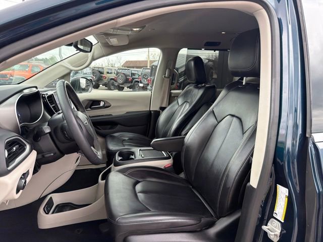Used 2023 Chrysler Pacifica Touring-L image 19