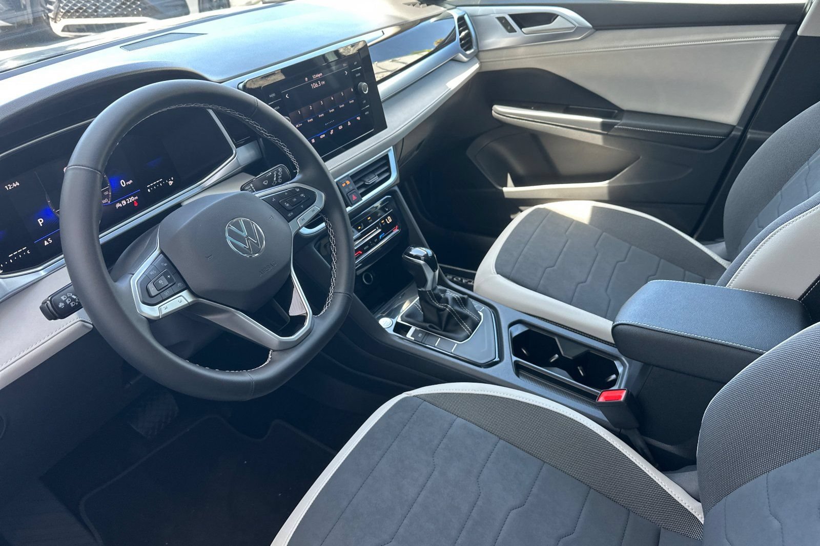New 2026 Volkswagen Taos SE FWD image 8