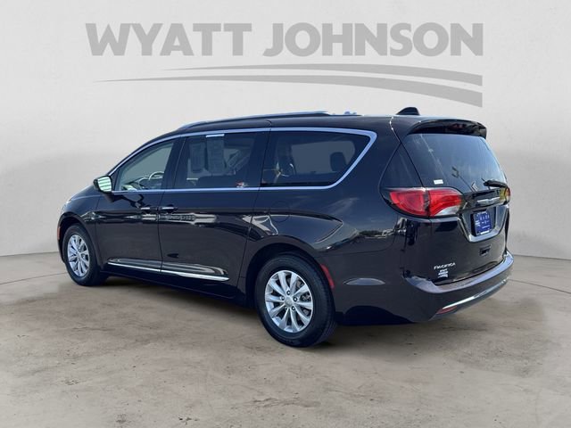 Used 2018 Chrysler Pacifica Touring-L FWD image 3