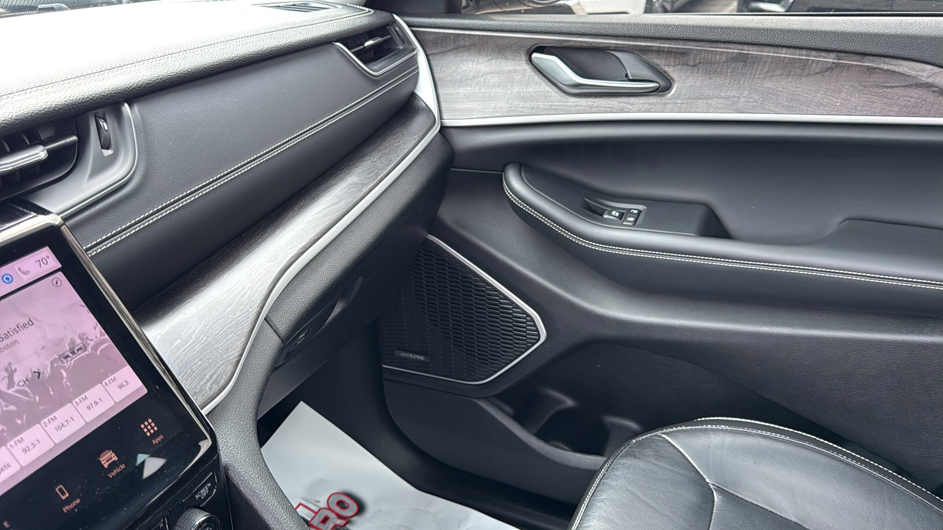 Used 2022 Jeep Grand Cherokee Limited image 25