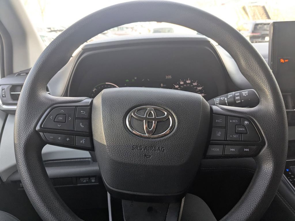 Used 2025 Toyota Sienna LE image 15
