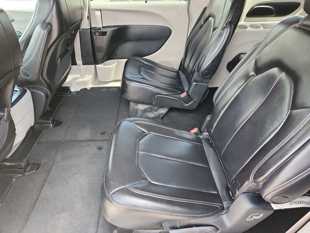 Used 2023 Chrysler Pacifica Touring-L FWD image 13