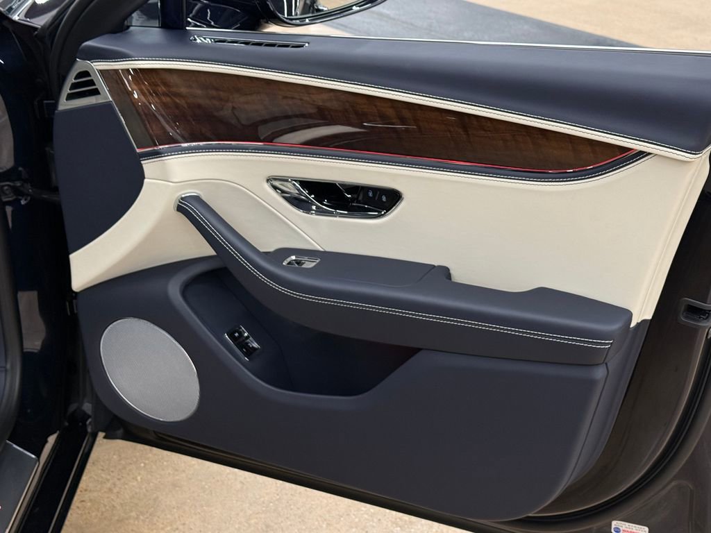 Used 2022 Bentley Flying Spur Plug-In Hybrid image 29