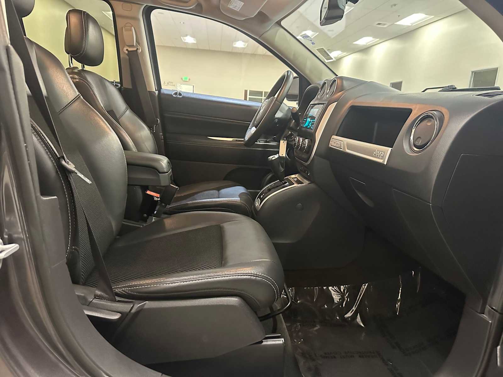 Used 2016 Jeep Compass Latitude AWD/4WD image 25