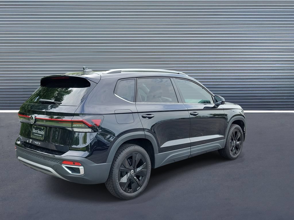 Used 2025 Volkswagen Taos SE w/ Black Wheel Package FWD image 3