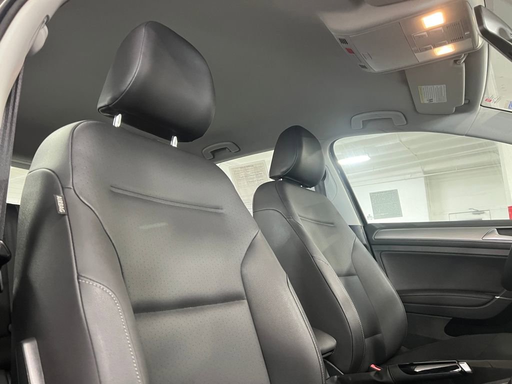 Used 2015 Volkswagen Golf S image 20