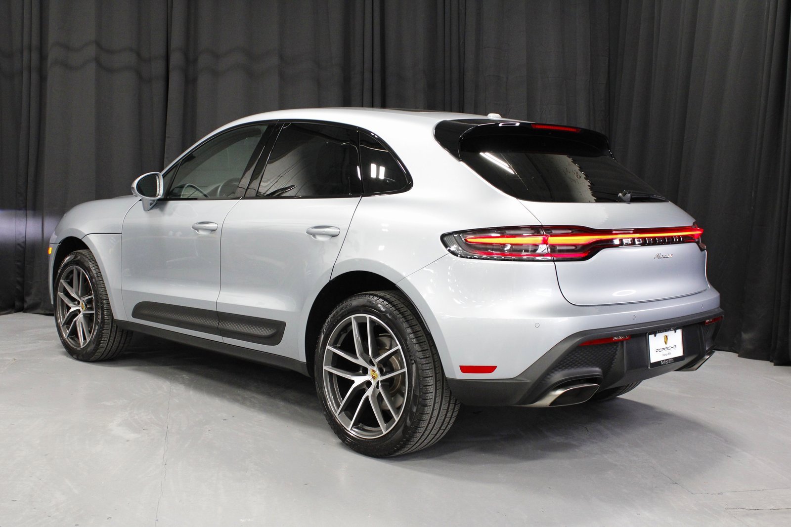 Certified 2025 Porsche Macan image 3