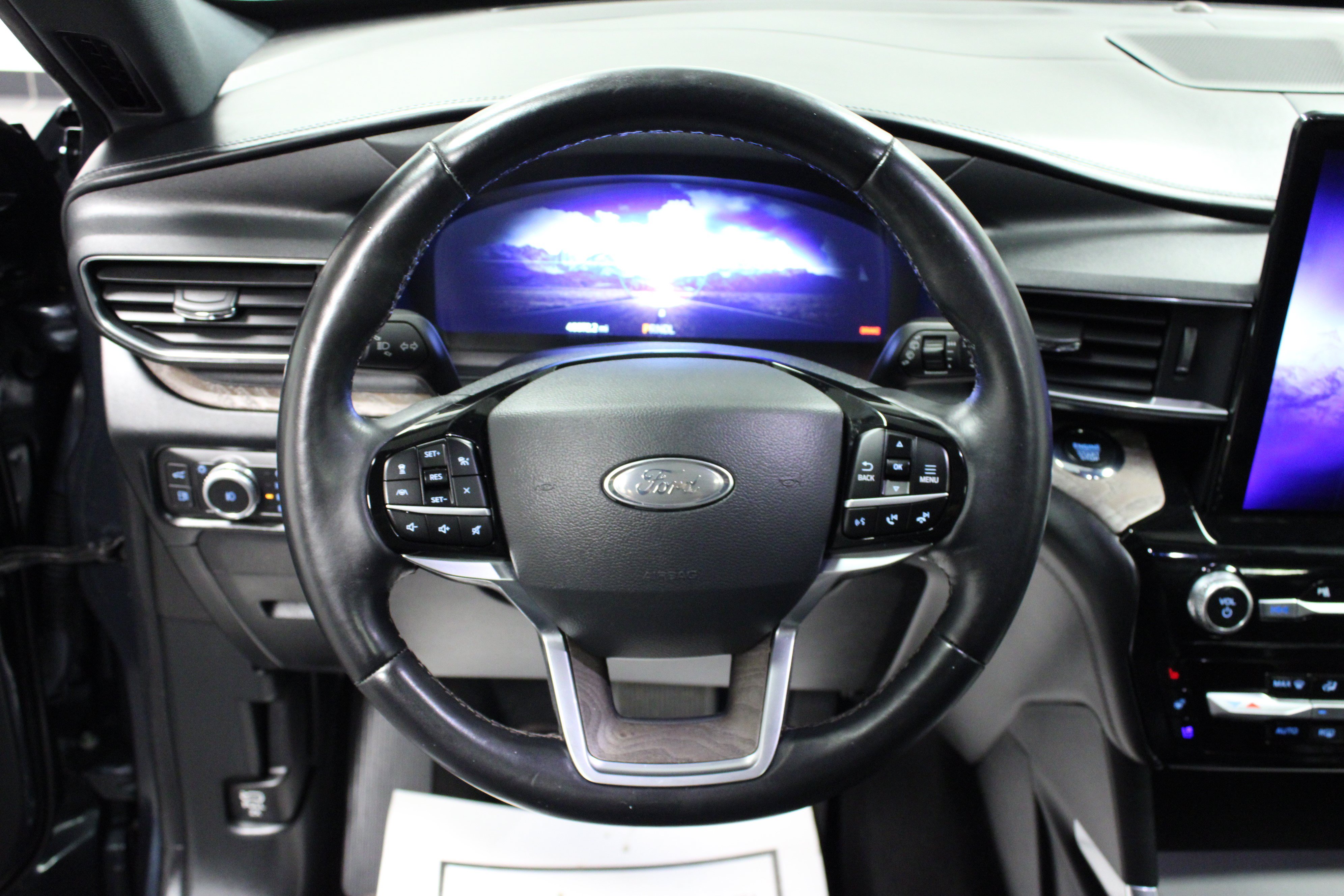 Used 2022 Ford Explorer Platinum w/ Technology Package RWD image 18