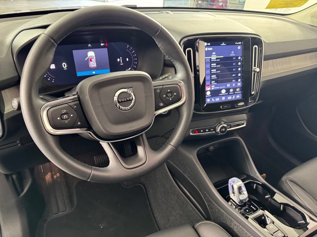 Certified 2025 Volvo XC40 B5 Plus AWD/4WD image 20