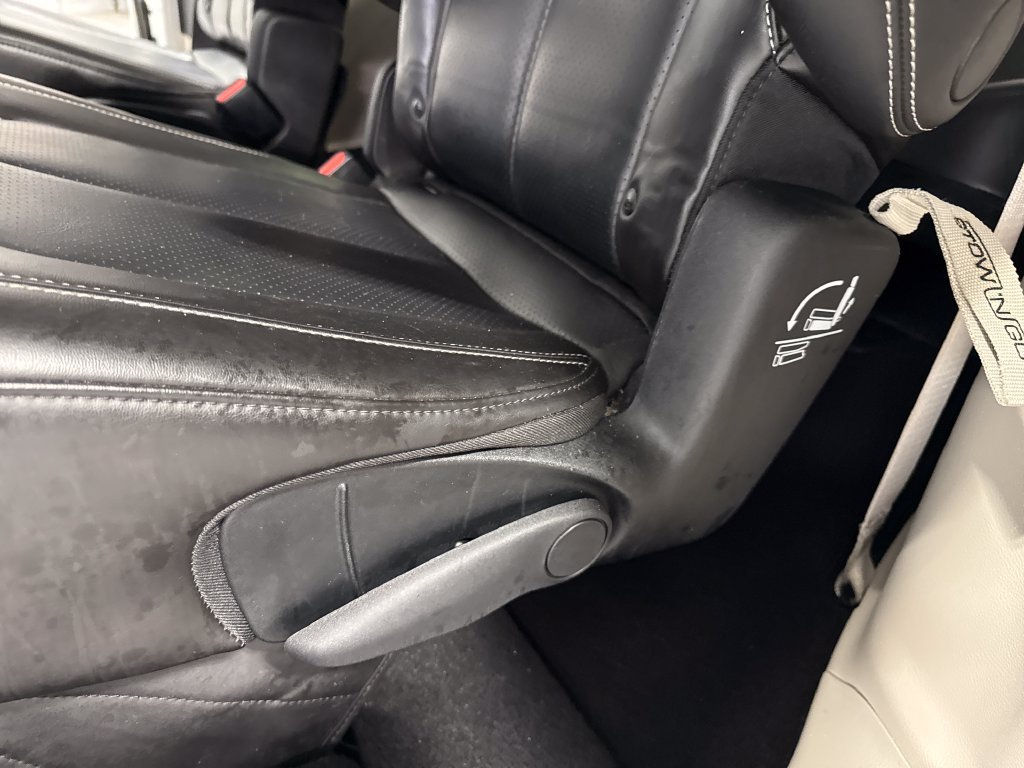 Used 2023 Chrysler Pacifica Touring-L FWD image 39