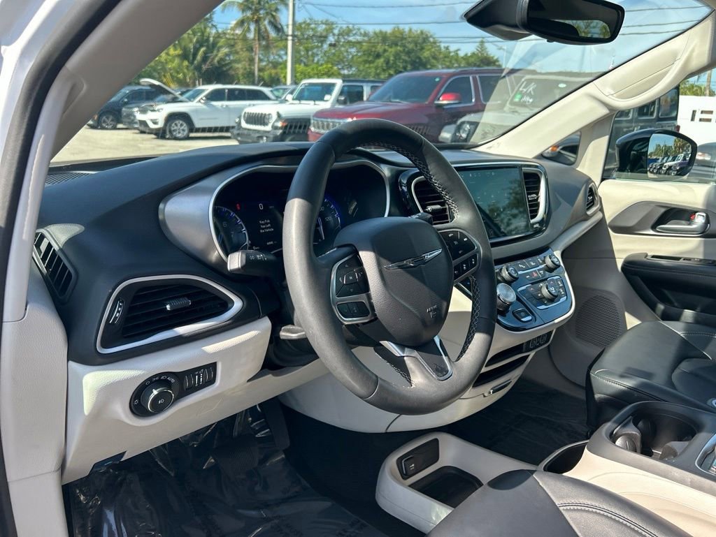 Used 2024 Chrysler Pacifica Touring-L FWD image 10