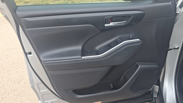 Used 2022 Toyota Highlander XLE FWD image 19
