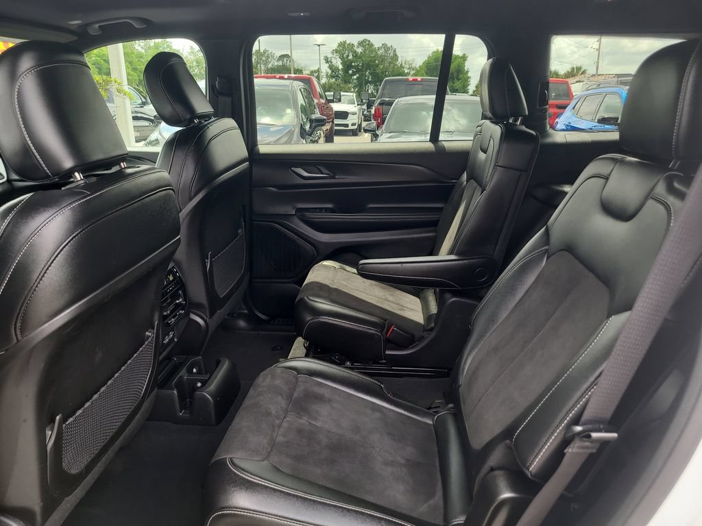 Used 2024 Jeep Grand Cherokee L Altitude AWD/4WD image 14