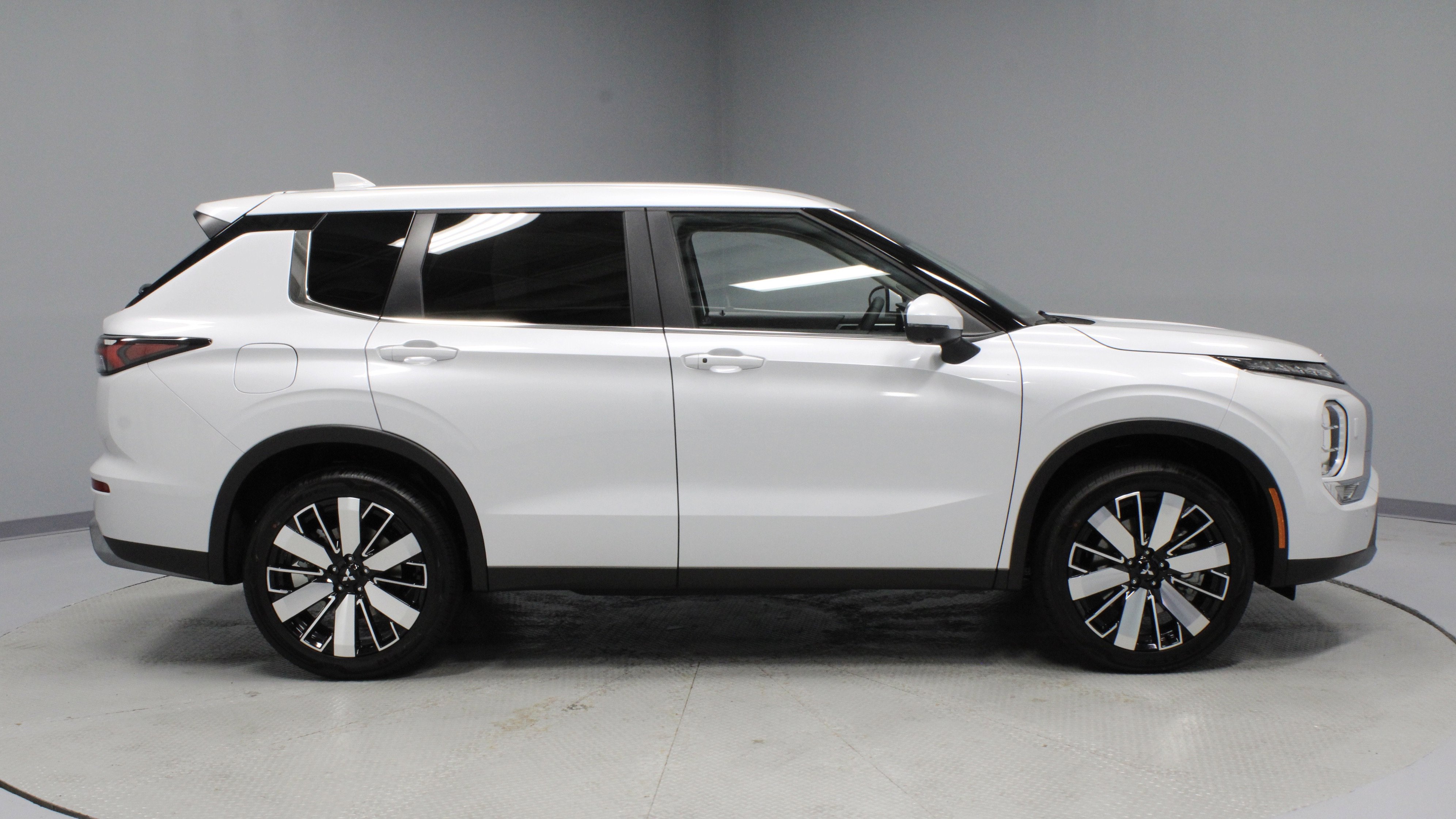 New 2025 Mitsubishi Outlander SE image 9