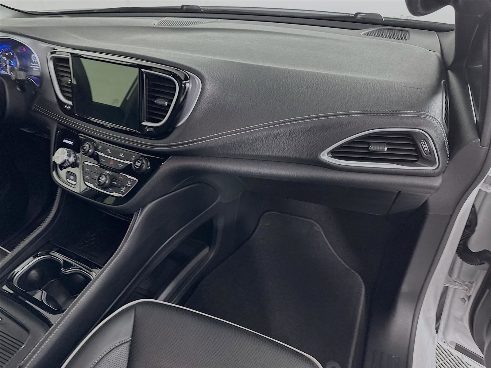 Used 2025 Chrysler Pacifica Limited image 31