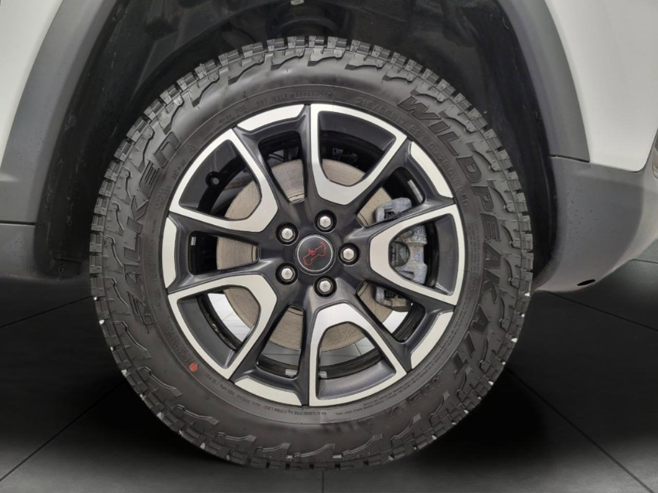 Used 2025 Jeep Compass Trailhawk AWD/4WD image 3