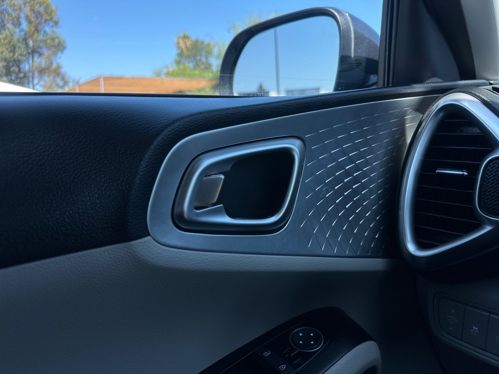 Used 2025 Kia Soul LX FWD image 23