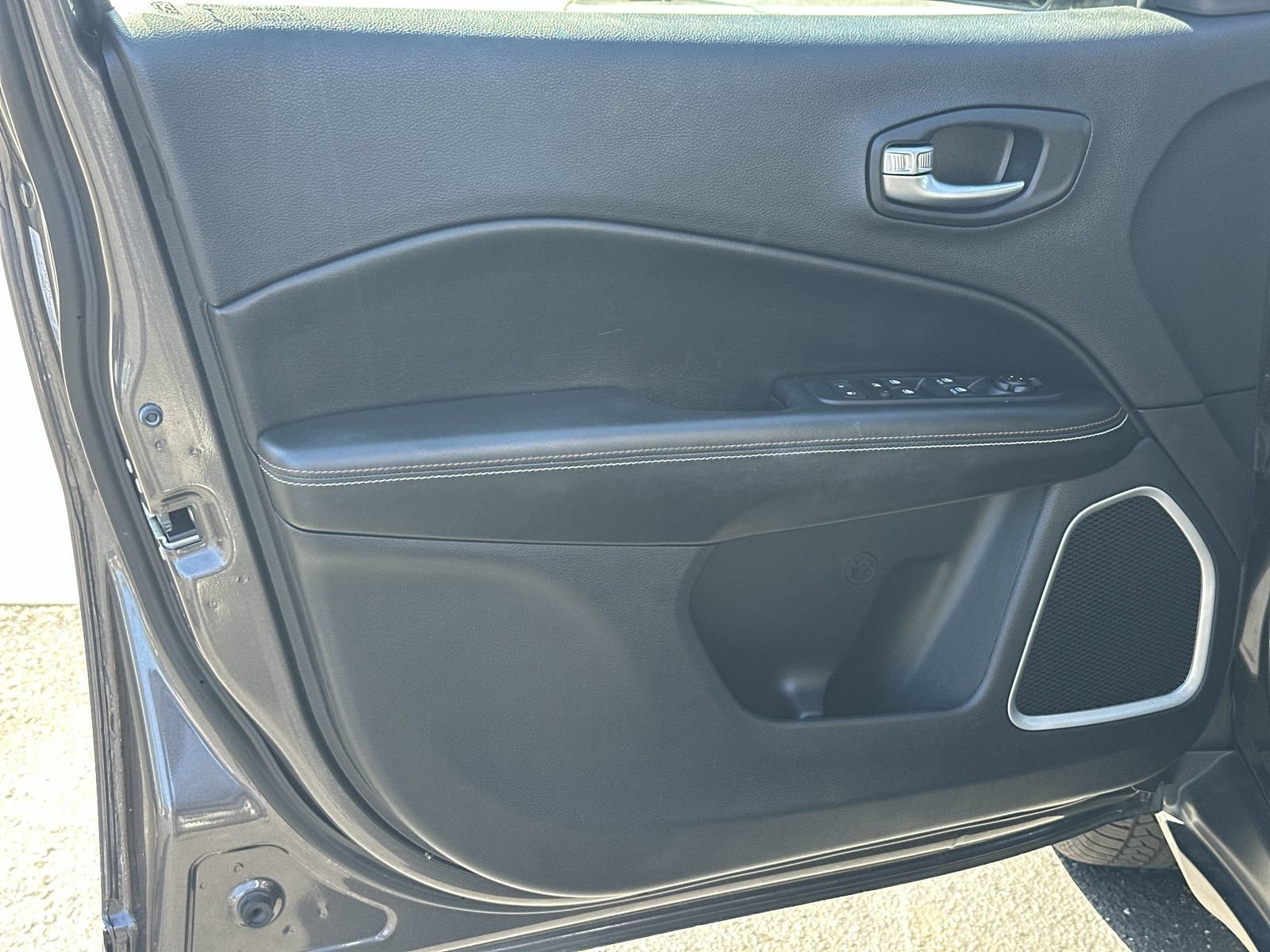 Used 2019 Jeep Compass Latitude w/ Cold Weather Group AWD/4WD image 14