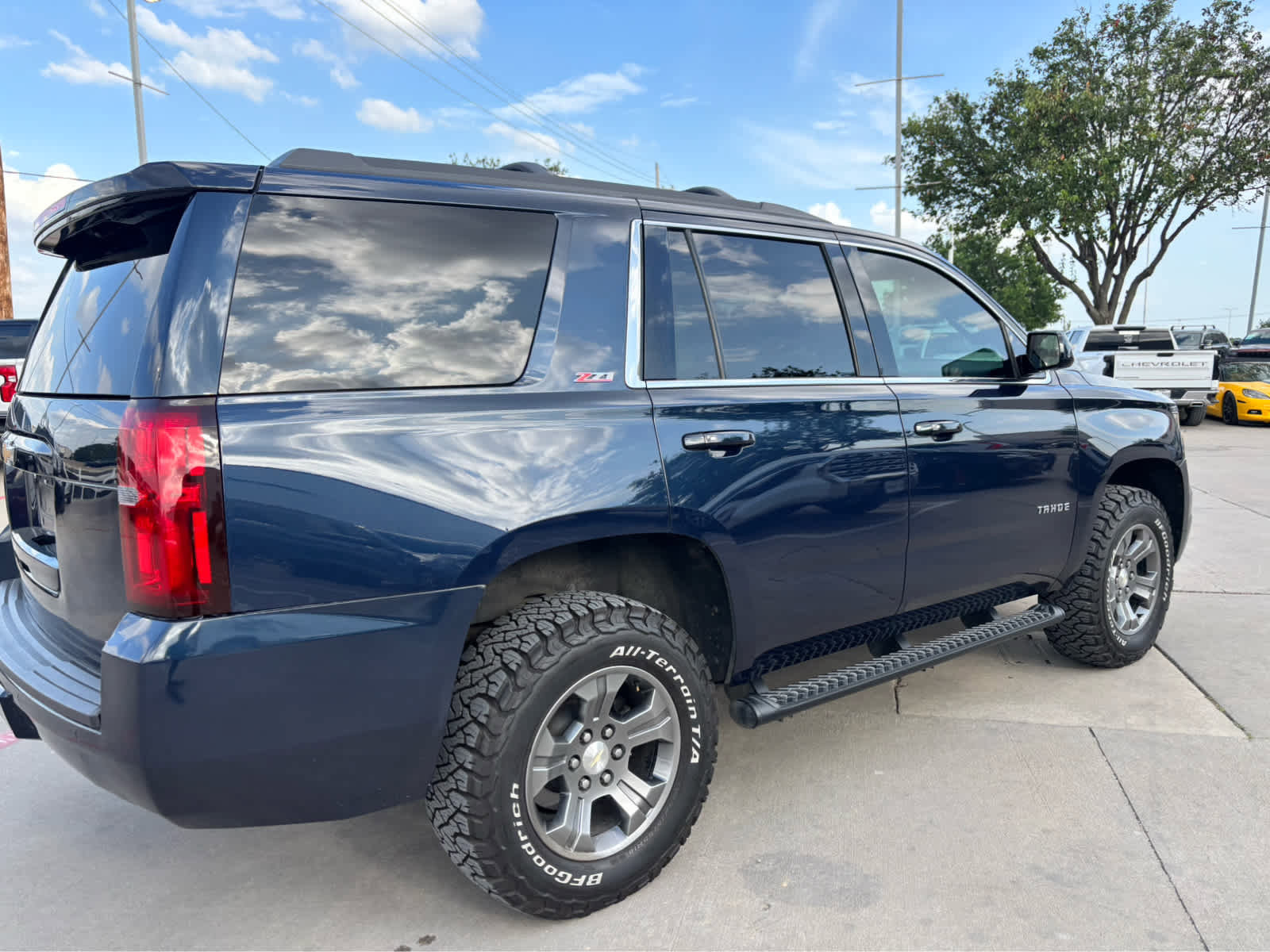 Used 2018 Chevrolet Tahoe LT w/ Luxury Package AWD/4WD image 4