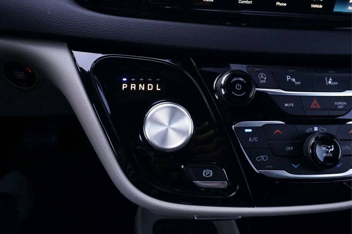 Used 2023 Chrysler Pacifica Touring-L FWD image 32
