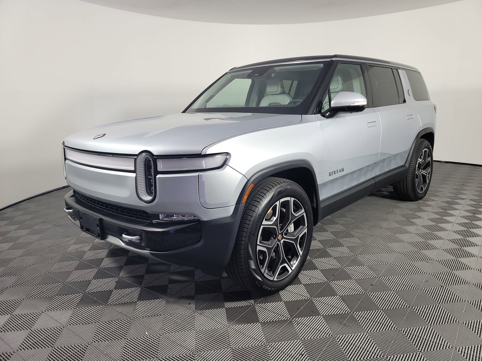 Used 2024 Rivian R1S Adventure AWD/4WD image 1