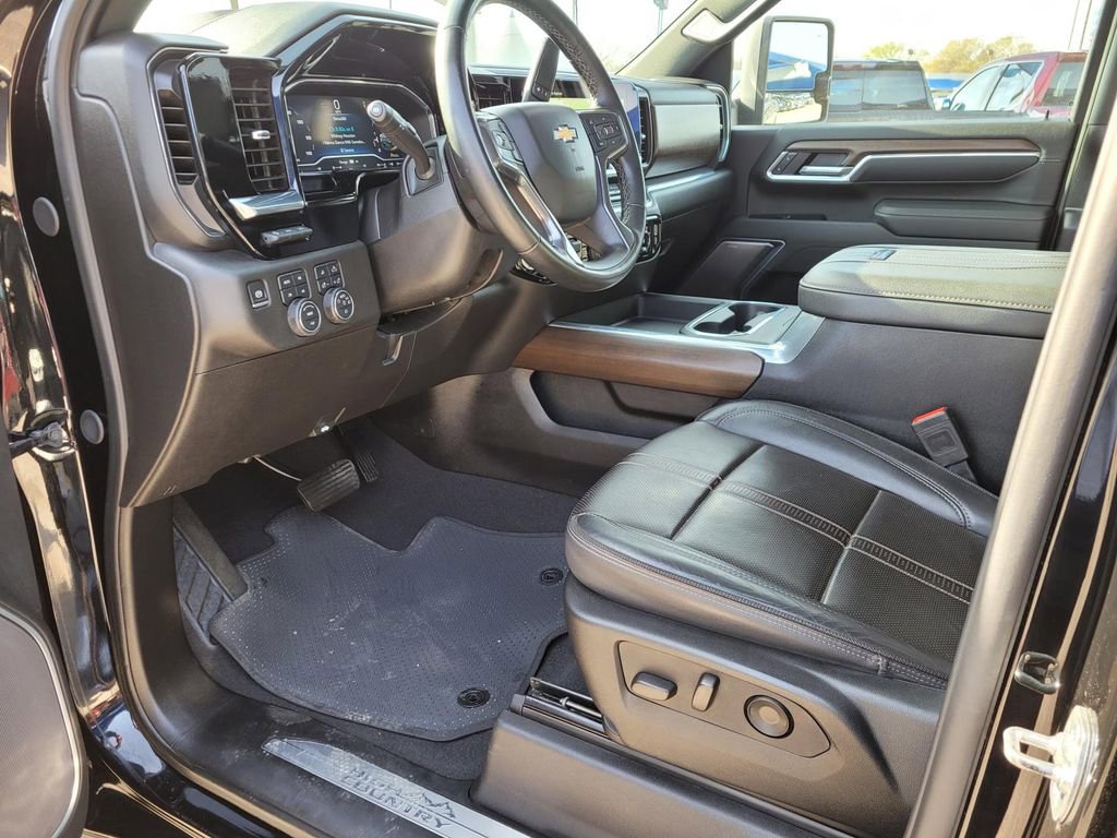Used 2025 Chevrolet Silverado 2500 High Country w/ High Country Premium Package AWD/4WD image 2