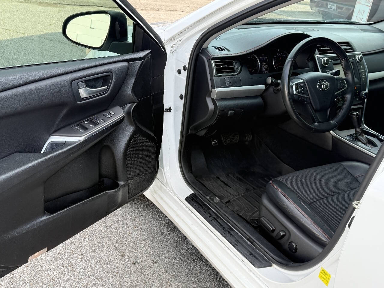 Used 2017 Toyota Camry SE FWD image 19