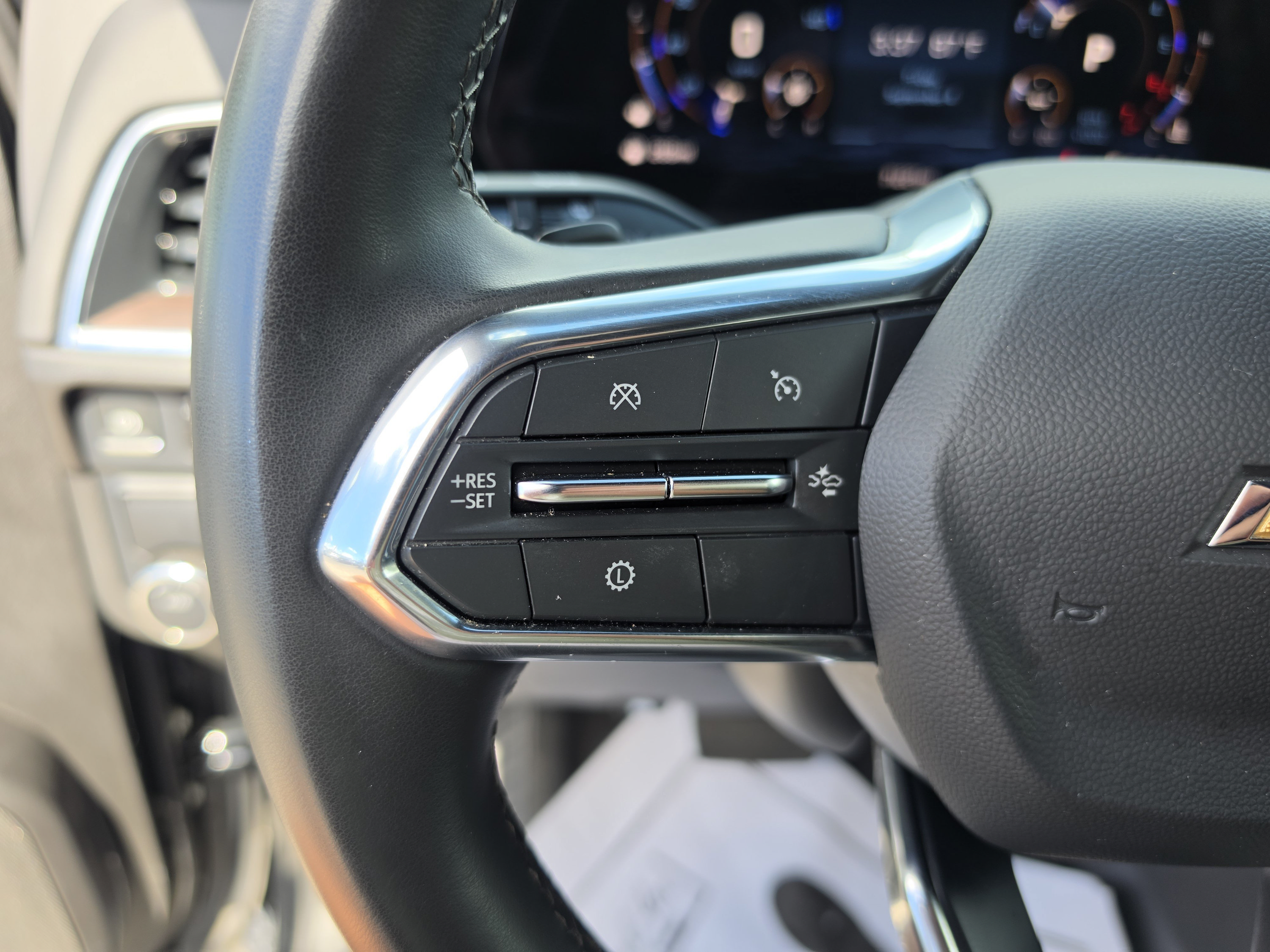 Used 2025 Chevrolet Suburban LT RWD image 35