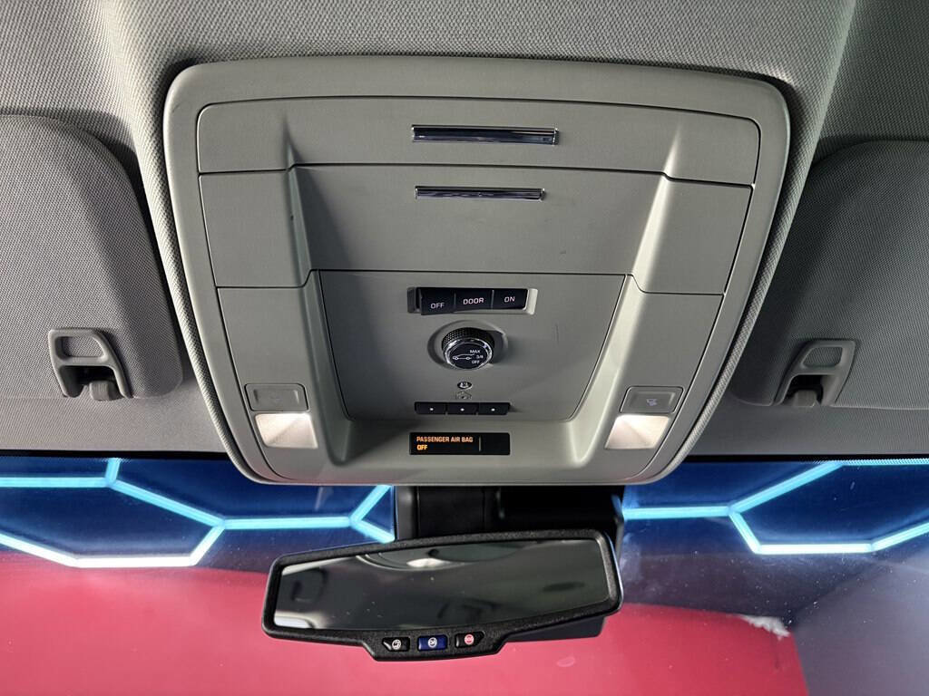 Used 2018 Chevrolet Suburban Premier image 24