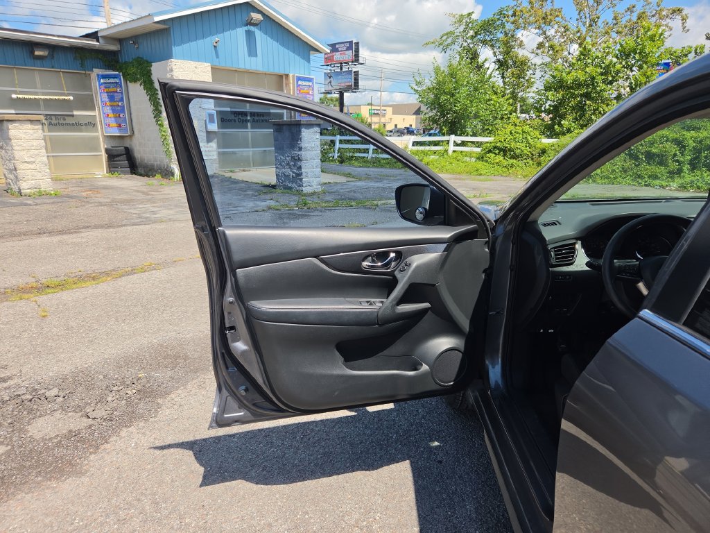 Used 2017 Nissan Rogue S FWD image 19