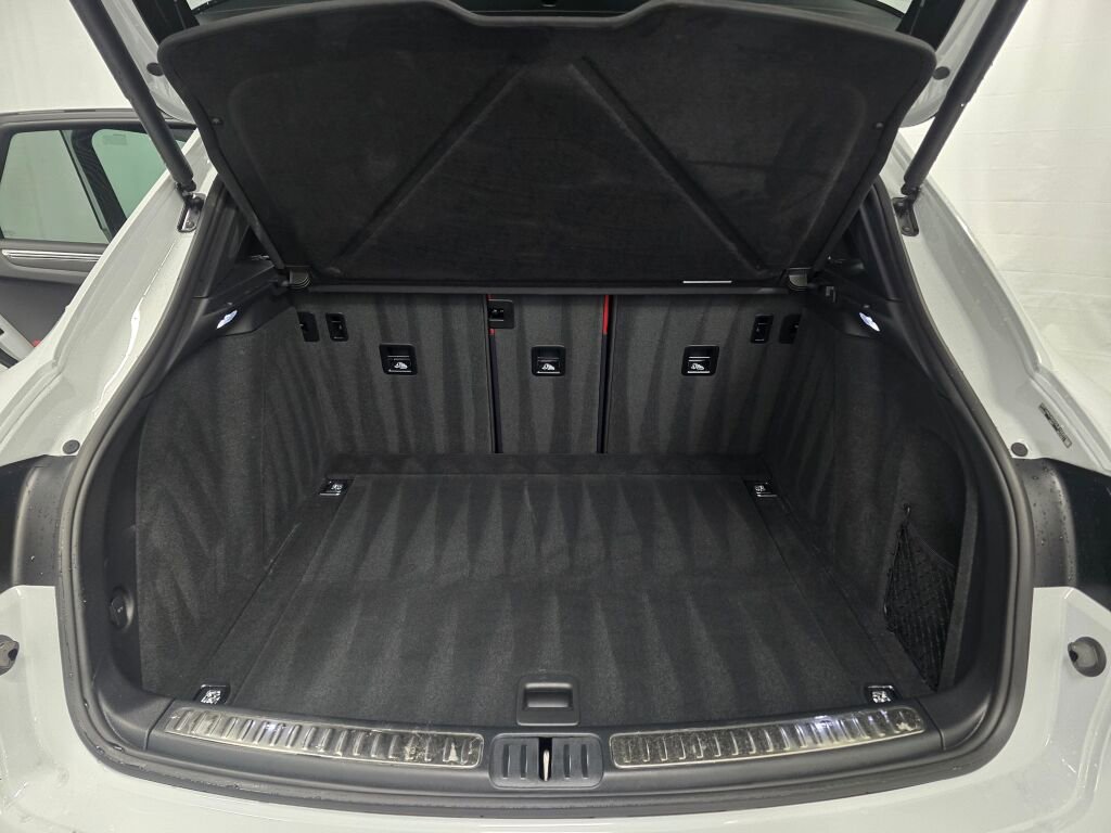 Certified 2025 Porsche Macan image 12