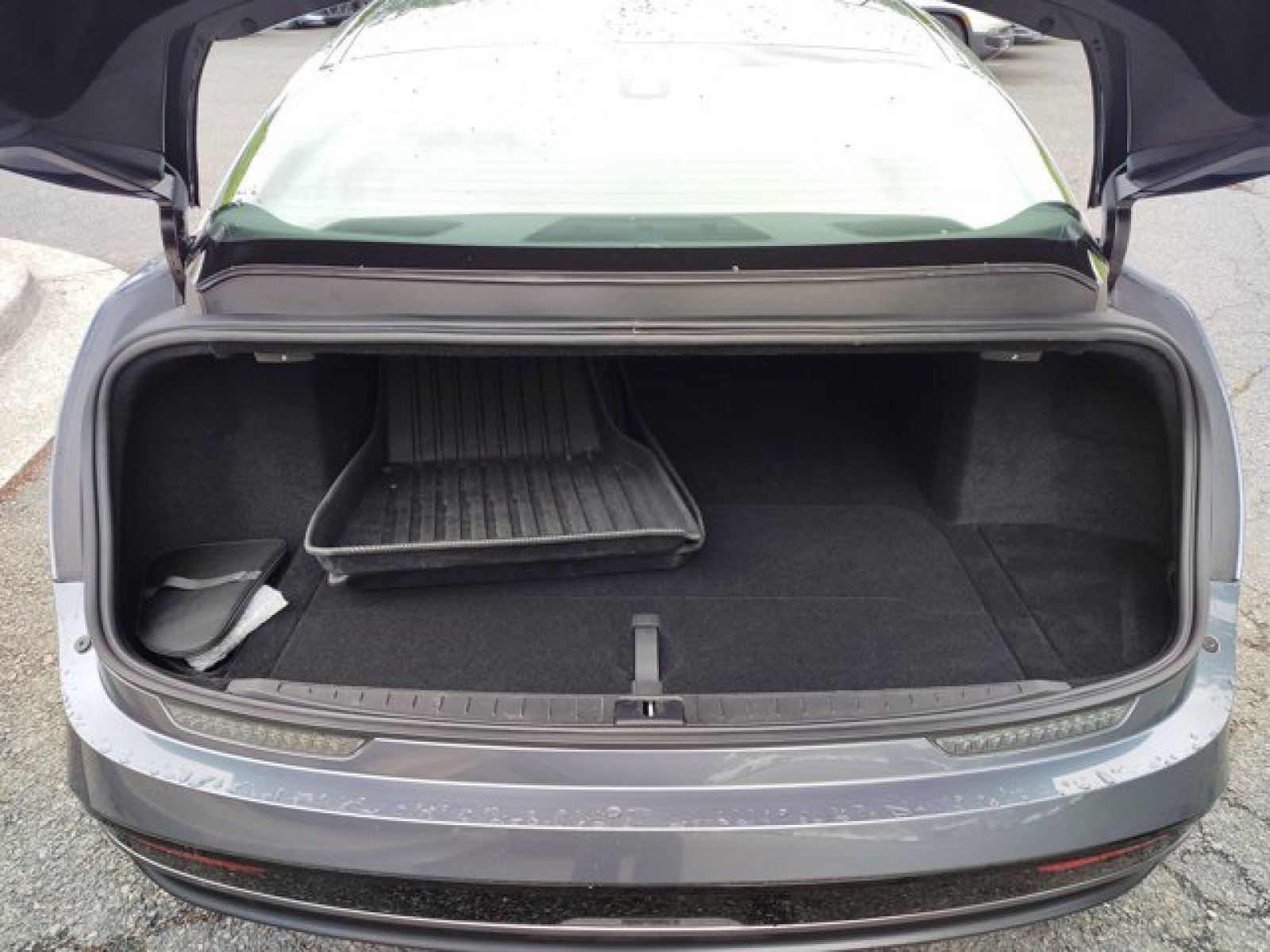 Used 2024 Lucid Air Pure RWD image 18
