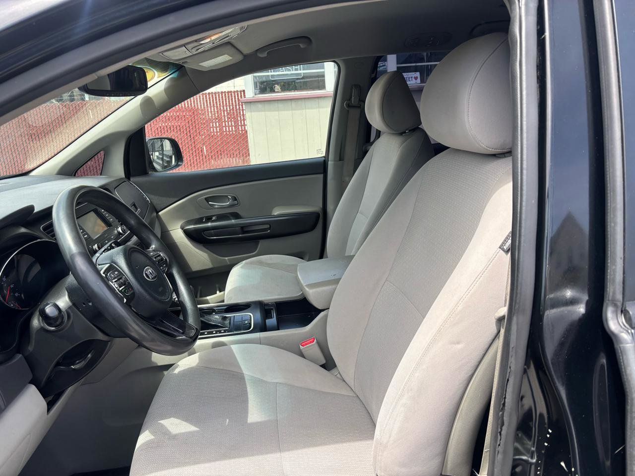 Used 2017 Kia Sedona L FWD image 6