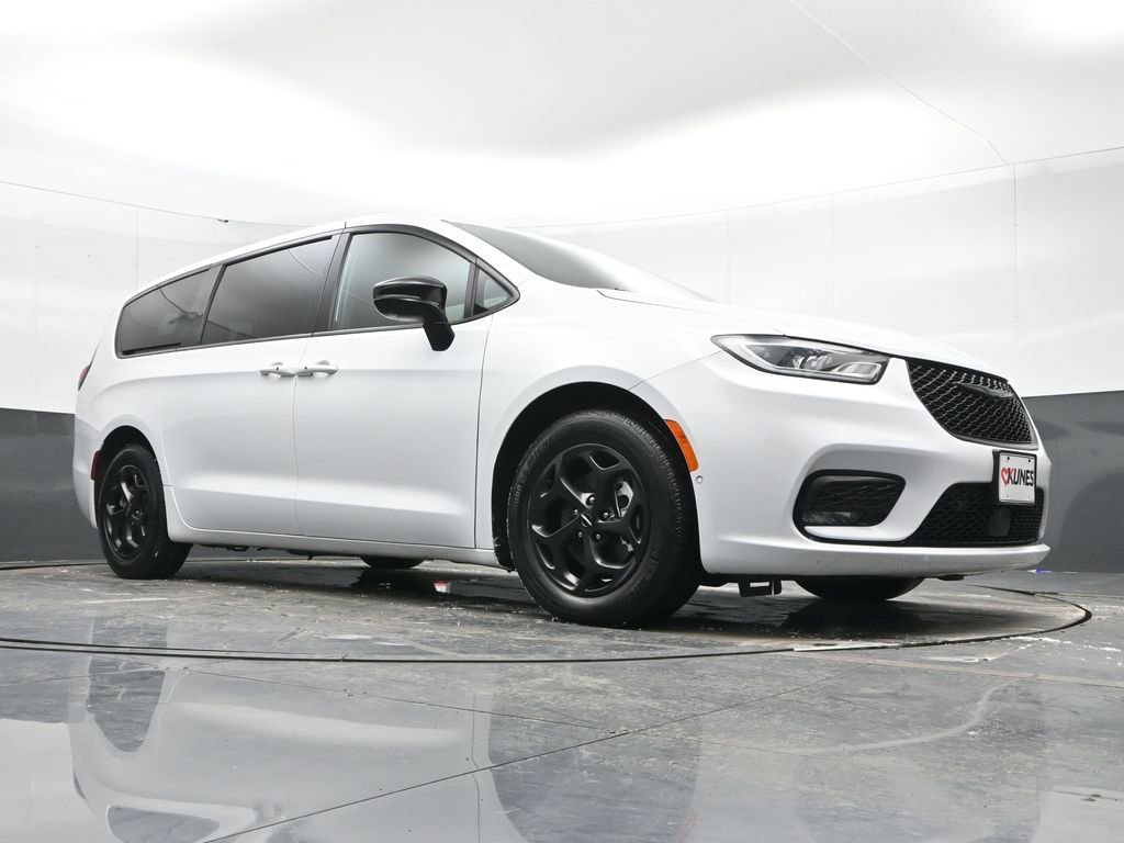 Used 2024 Chrysler Pacifica Select image 48