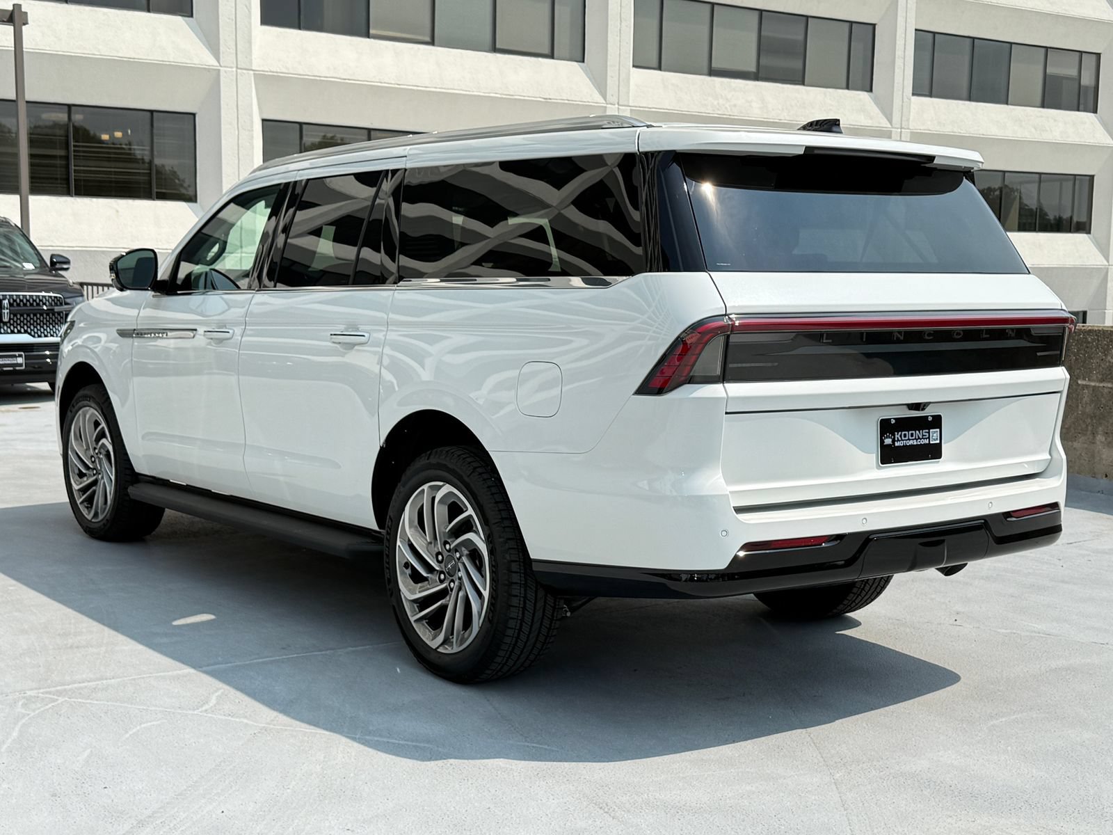 New 2027 Lincoln Navigator L Premier AWD/4WD image 3