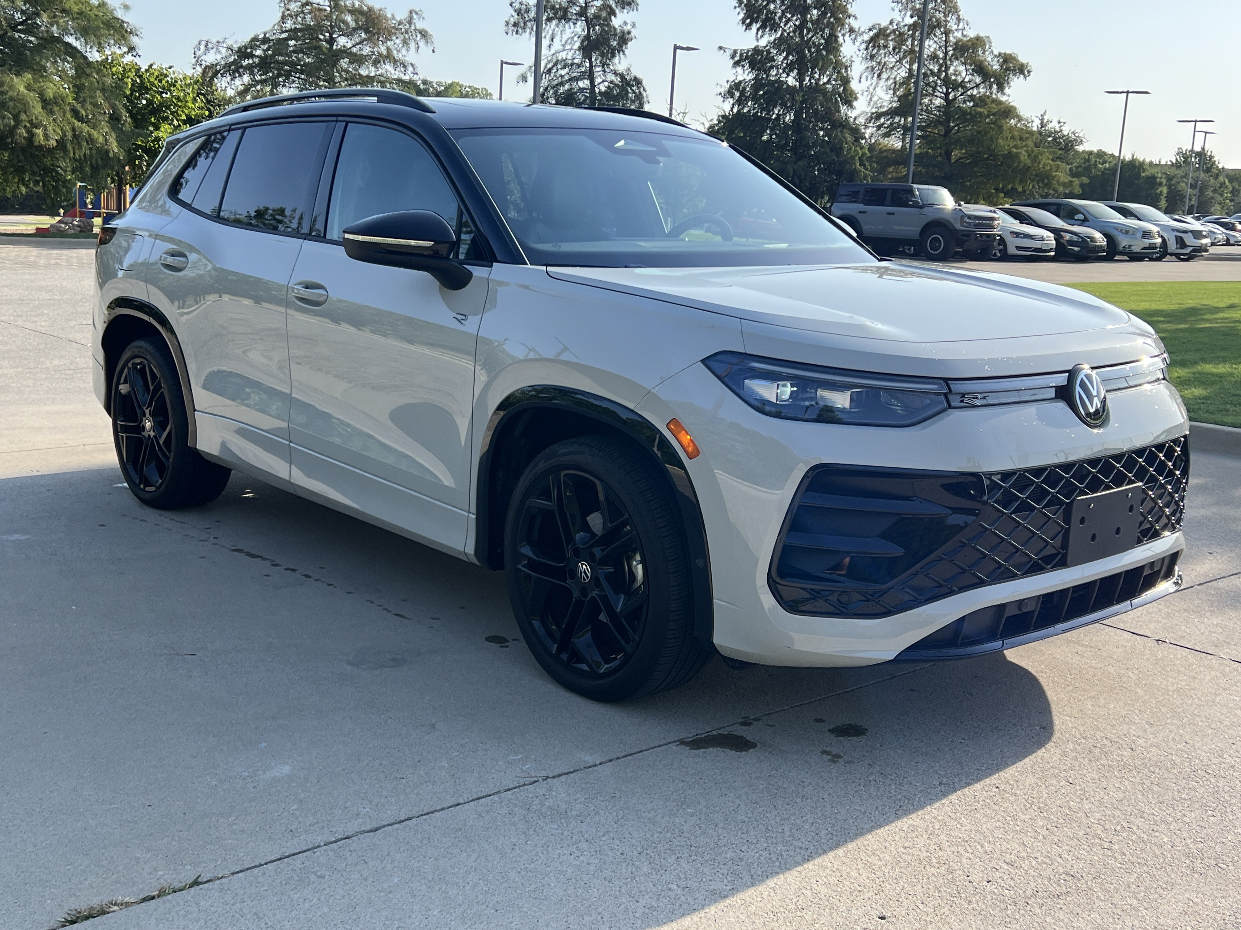 Certified 2026 Volkswagen Tiguan SE R-Line FWD image 2