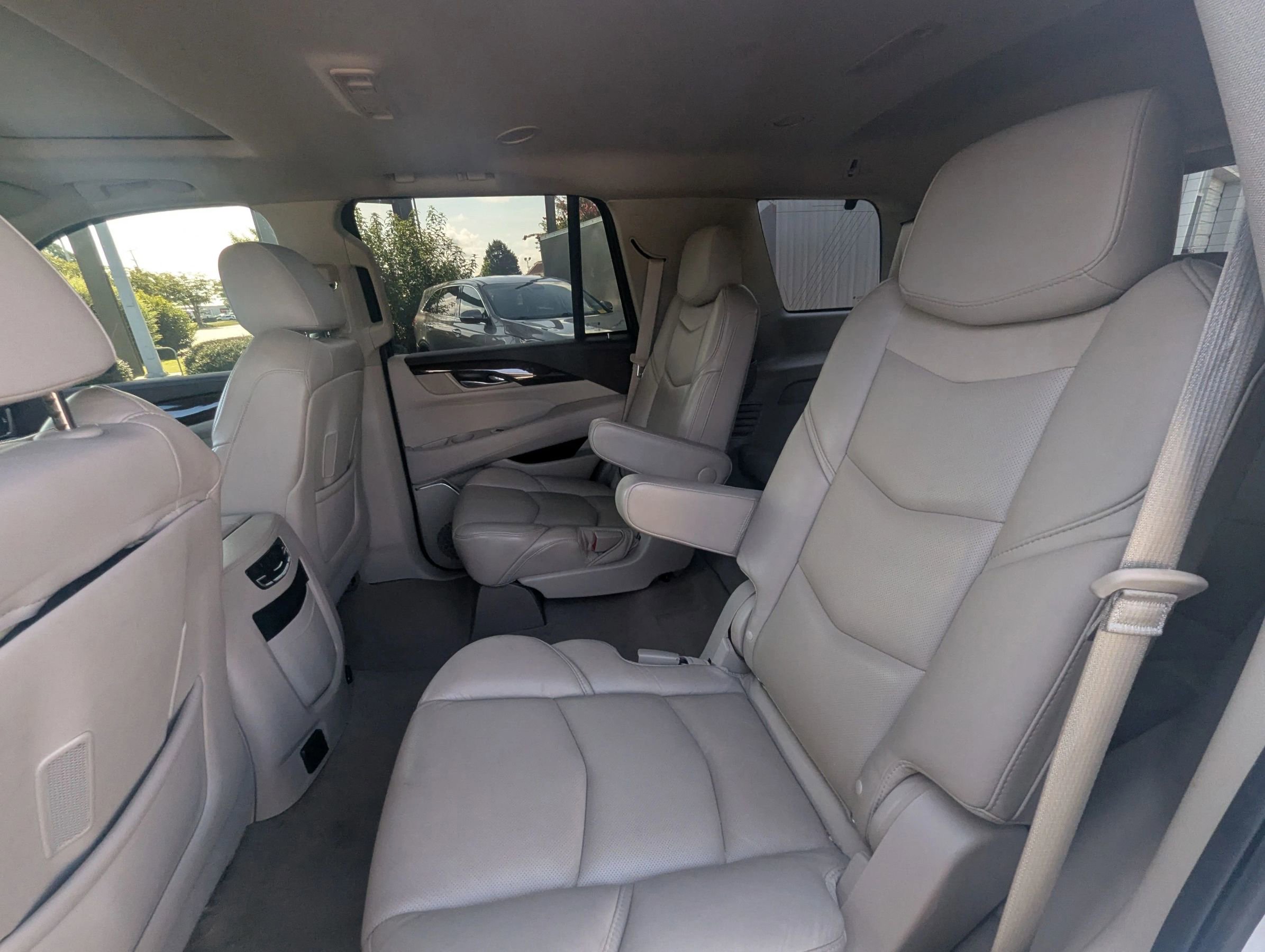 Used 2017 Cadillac Escalade Luxury image 19