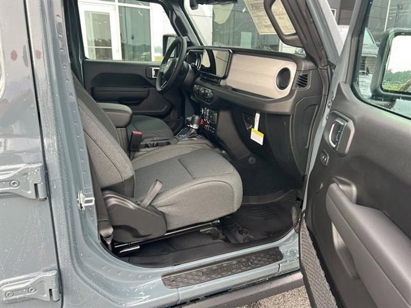 New 2025 Jeep Gladiator Willys AWD/4WD image 17